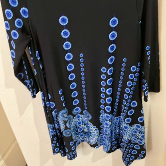 EUC scoop neck 3/4 sleeve, handkerchief hem, tunic - Picture 8 of 8